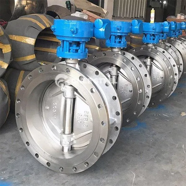 Flanšuoti trigubai drugelio vožtuvai